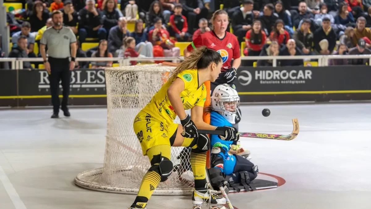 Aina Florenza rematando ante la mirada de Irache Candal y Pati Miret, del Alpicat. - ANIOL MORAL
