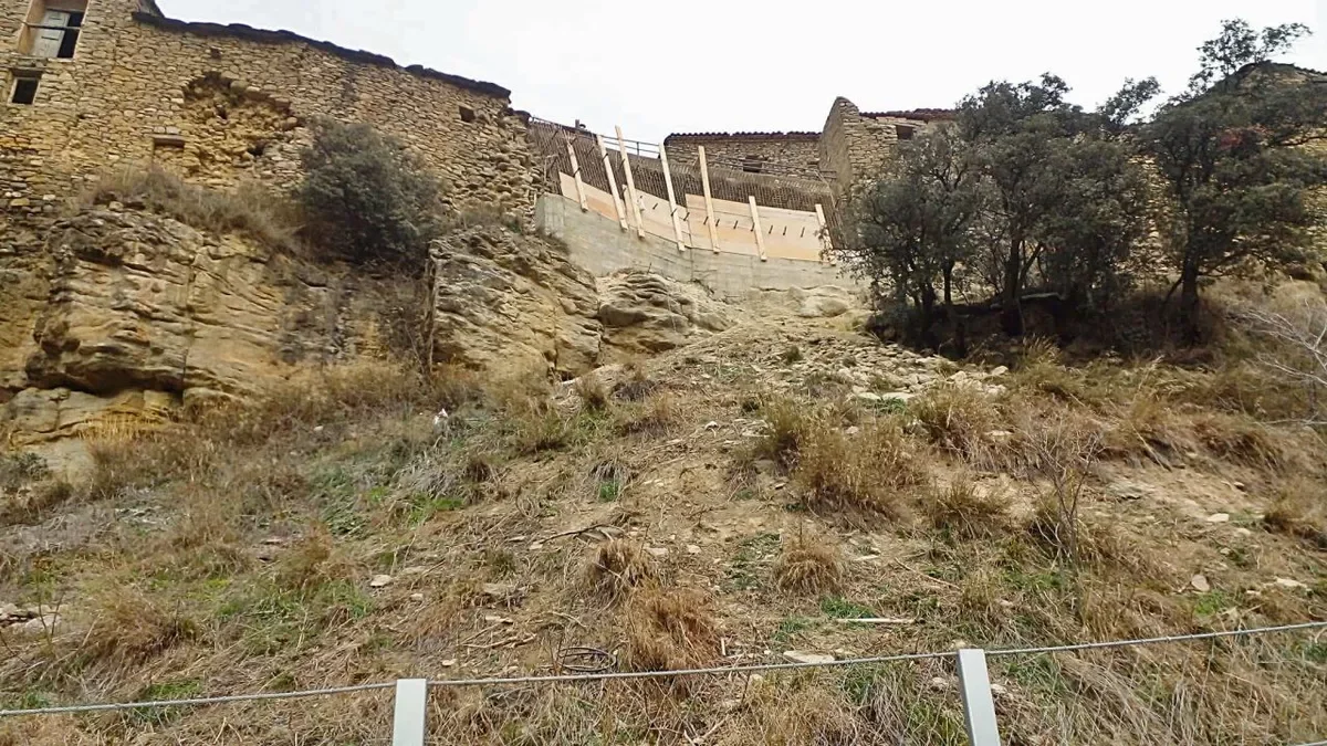 El tramo del muro que se desprendió hace una año en Castellnou del Montsec. - AJUNTAMENT DE MONTOLIU