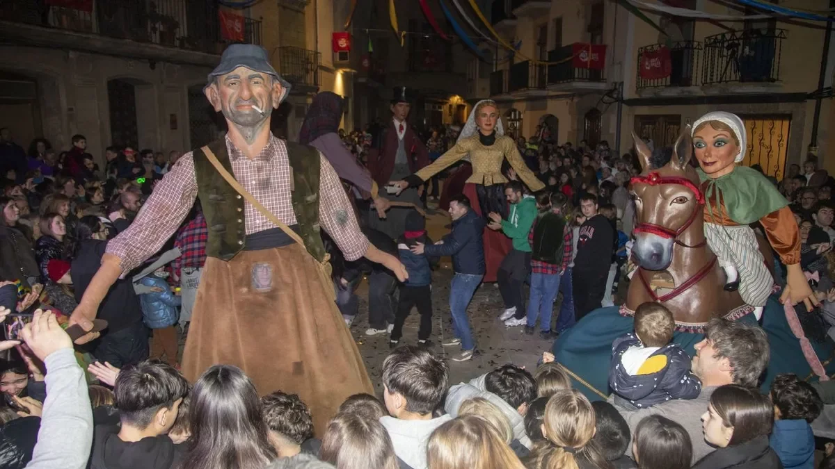 Baile final de seis de los nueve gigantes de manos libres que forman parte del Carnaval de Torà. - AYUNTAMIENTO MEQUINENZA