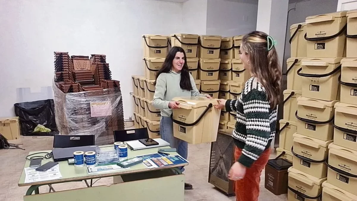 Entrega de cubos para la recogida selectiva puerta a puerta en Salàs de Pallars. - AJUNTAMENT DE SALÀS DE PALLARS