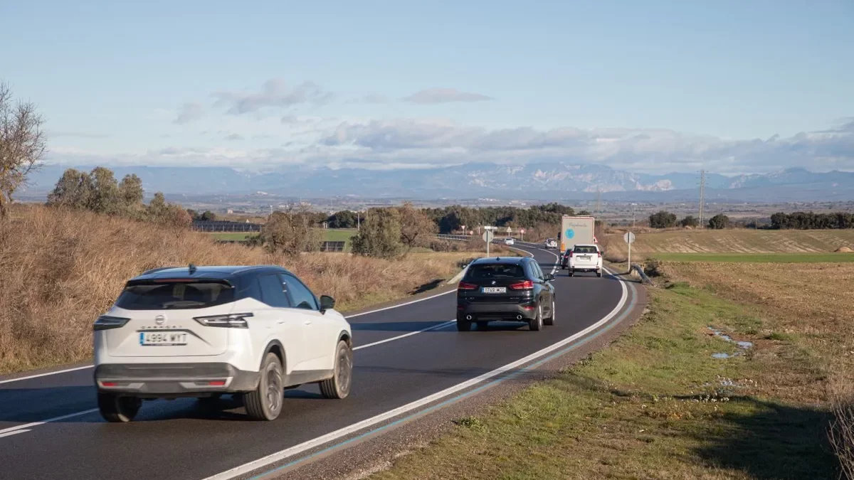 Coches circulando por el tramo de la L-311 donde se acometarán las obras. - JORDI BONILLA