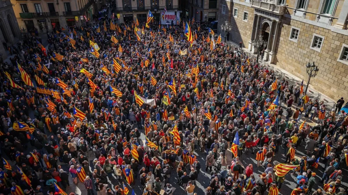 Miles de personas tomaron la plaza Sant Jaume de Barcelona para terminar la protesta convocada por la ANC, la que reunió a más manifestantes. - JORDI BORRÀS/ACN