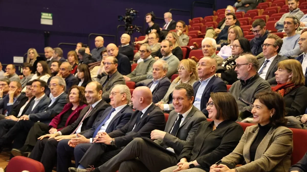 Los consellers Dalmau y Ordeig y el delegado Prieto, con el presidente del Grup Segre, Robert Serentill. - AMADO FORROLLA