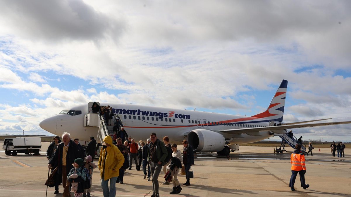 El primer vuelo con esquiadores suecos de la temporada ha aterrizado este mediodía en Alguaire con 117 personas.