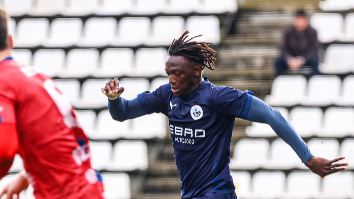 Un jugador del Atlètic Lleida progresa con la pelota.