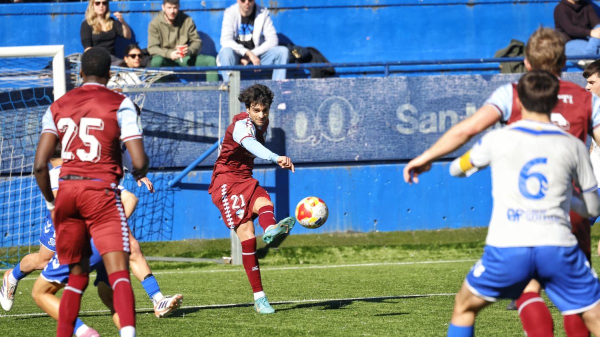 Sasha busca un chute con que el Lleida intentó inquietar durante la segunda parte la portería de la Europa ‘B’.