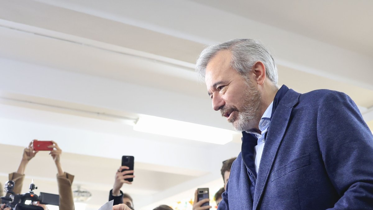 El candidat del PP a la Presidència d’Aragó, Jorge Azcón (d), vota en l’IES Verge del Pilar de Saragossa, en les eleccions autonòmiques celebrades aquest diumenge a l’Aragó. EFE/Javier Cebollada