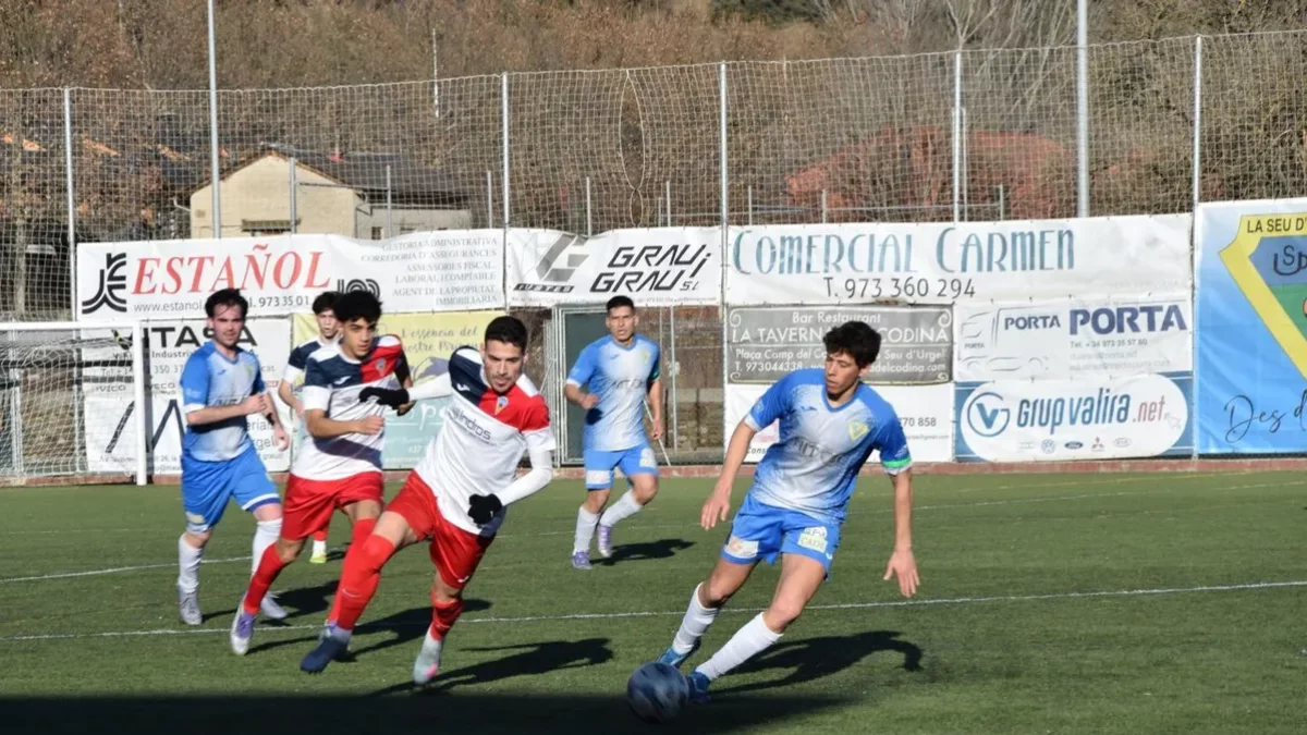 Barbero, del Linyola, avança amb la bimba davant la pressió d’un rival. - C. SANS