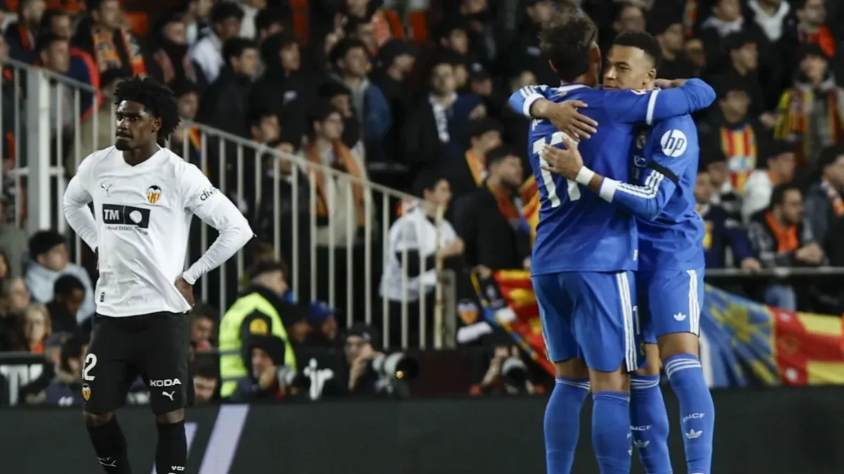 Mbappé i Asencio celebren, mentre Correia, del València, es lamenta. - EFE