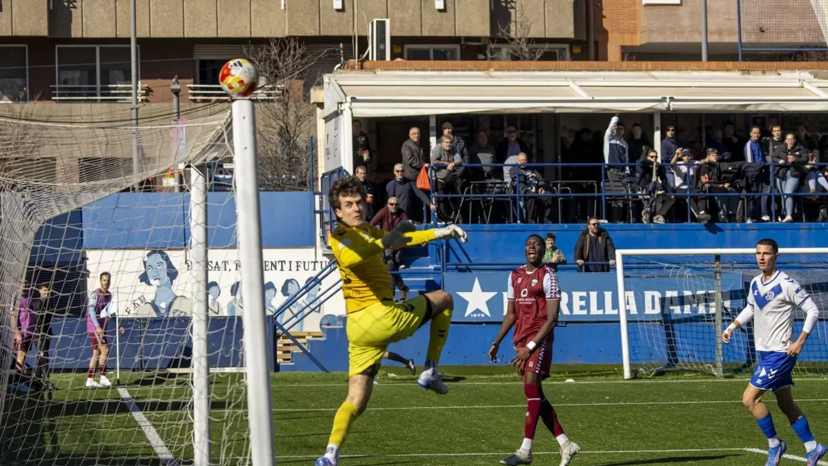 La centrada de Marc García que es va estavellar a la creu, davant la mirada del debutant Tumani. - JORDI ECHEVARRIA
