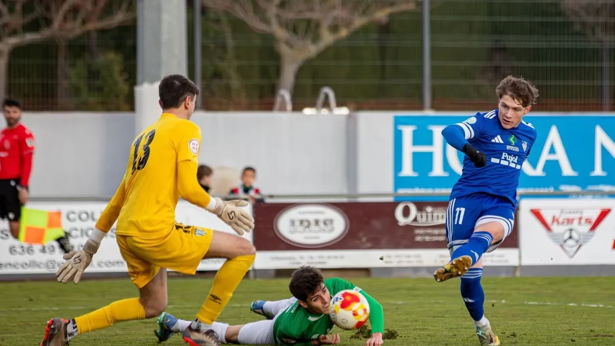 Marc Scuri posa a prova el porter local Fàbregas en la primera ocasió del partit per al Mollerussa. - JOSEP M. RIBES