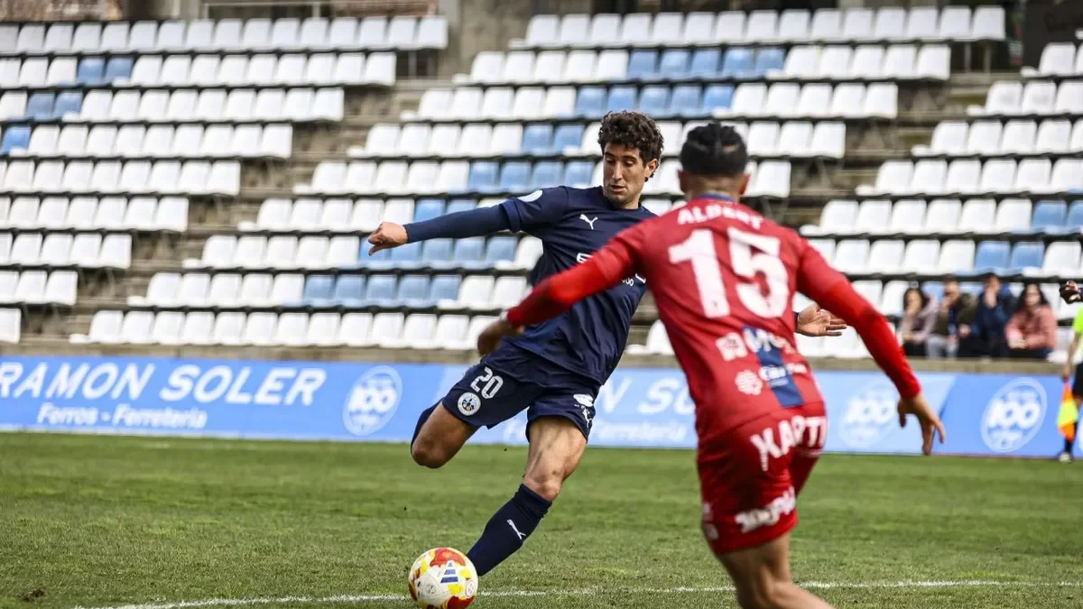 Joan Campins carrega la cama per rematar des de la frontal de l’àrea. - INGRID SEGURA