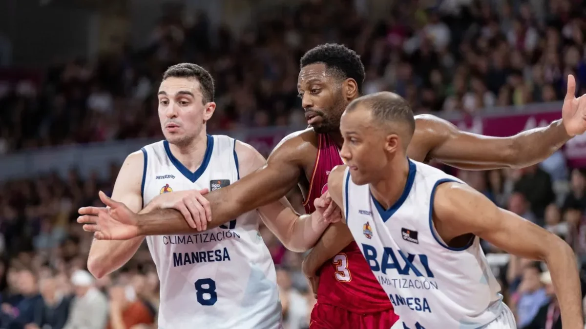 Melvin Ejim, defensat per Reyes i Olinde. - JAVI ENJUANES