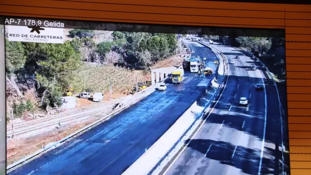 Pantalla de la seu del Servei Català de Trànsit en què es veuen els treballs per reobrir l’AP-7. - ACN