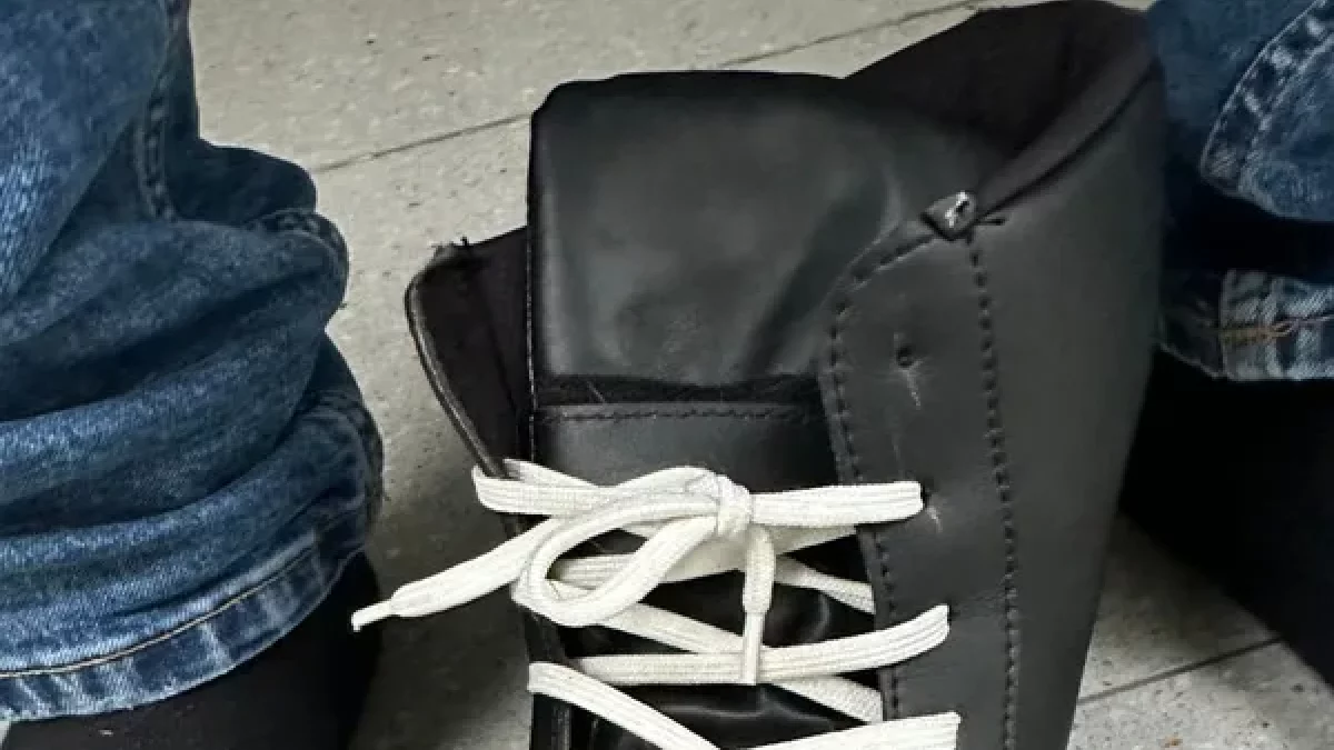 La bota amb la càmera del mòbil situada al forat de la dreta. - MOSSOS D’ESQUADRA