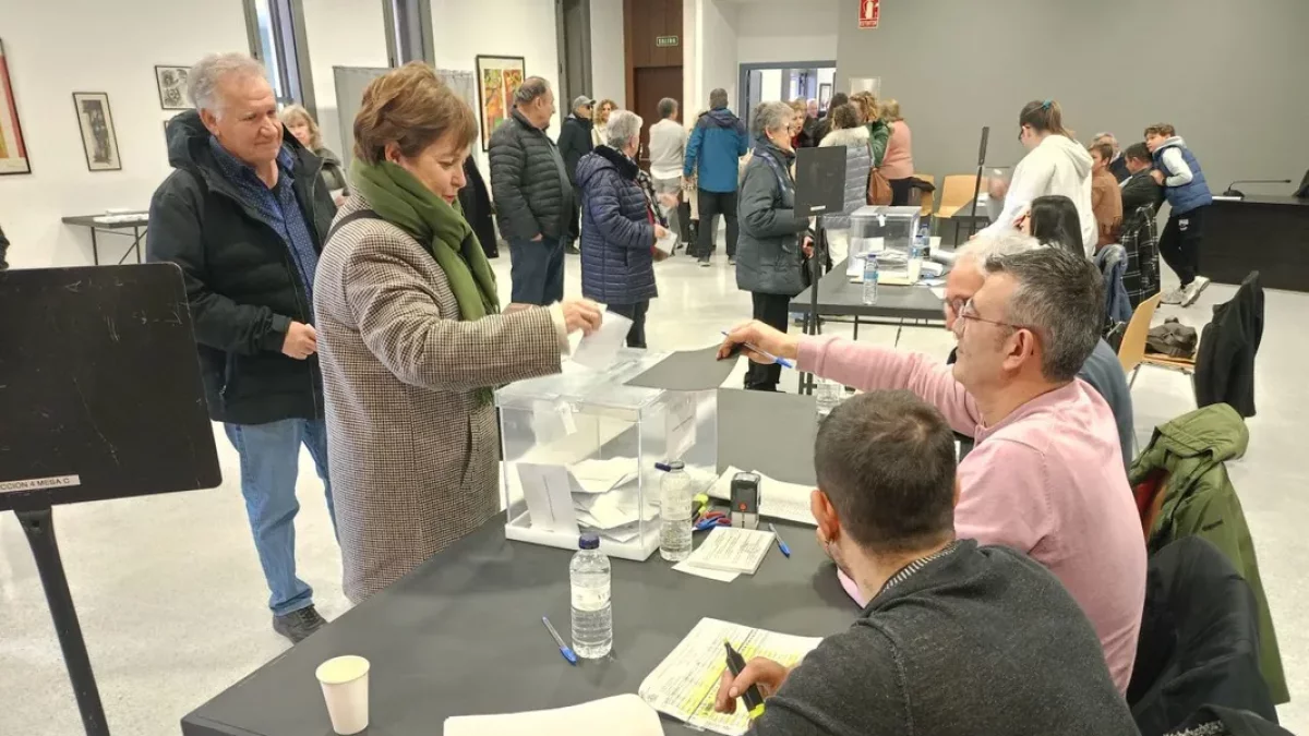 Una ciutadana exerceix el seu dret al vot, ahir a Binèfar. - E.B.D.