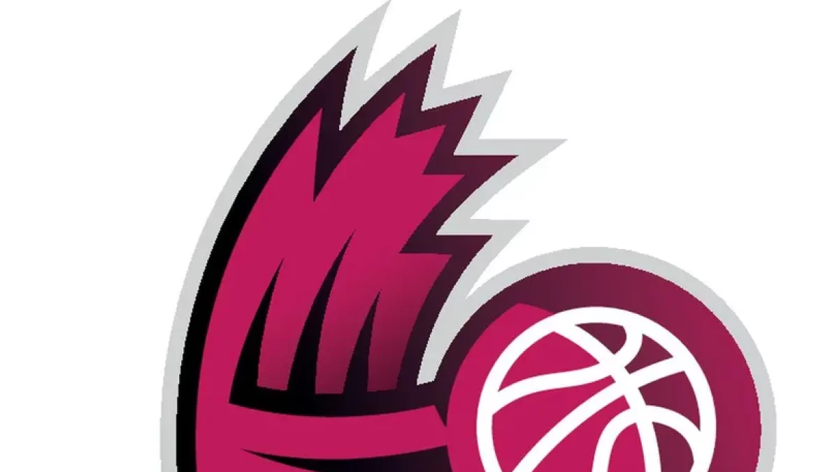 Oriol Paulí intenta una penetració davant del seu excompany Pierre Oriola. - ACB PHOTO/POL PUERTAS