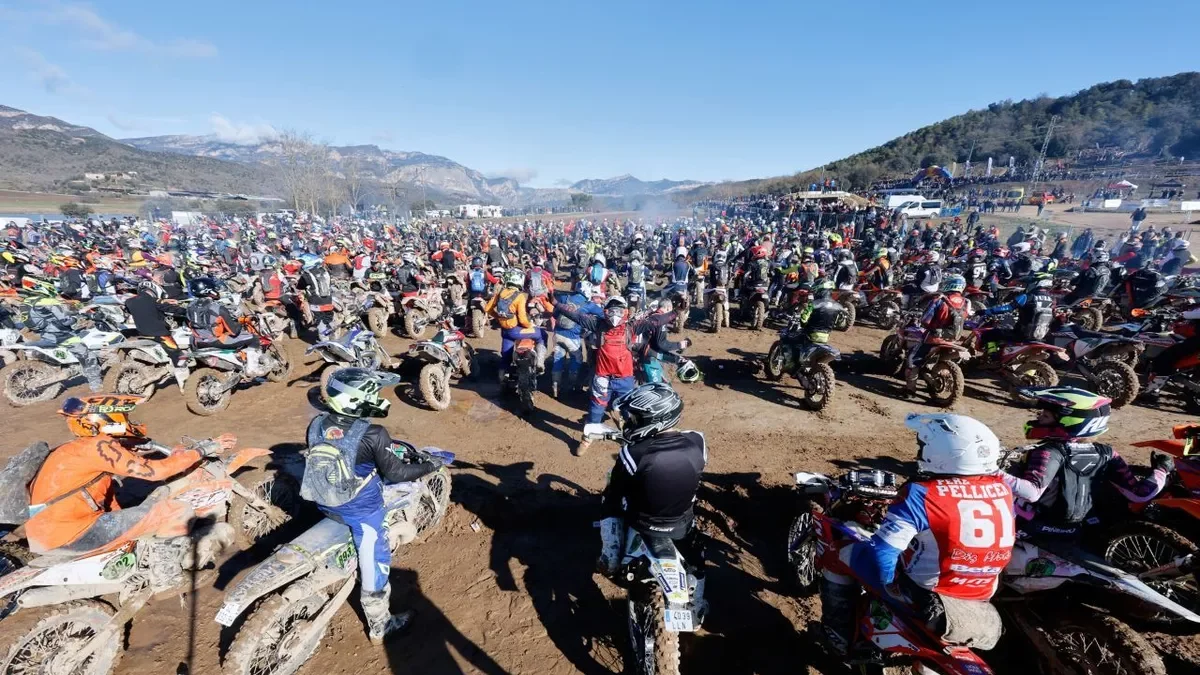 Centenars de pilots, la majoria de la categoria Friends, moments abans que es donés la sortida a la prova reina d’ahir. - MIQUEL ROVIRA