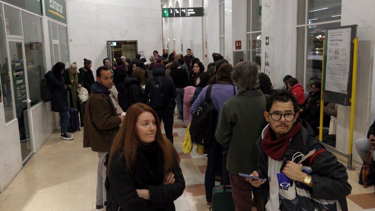 Cues d'usuaris afectats per la supressió de l'Avant entre Lleida i Barcelona davant l'oficina d'atenció al client de l'estació de Lleida-Pirineus.
