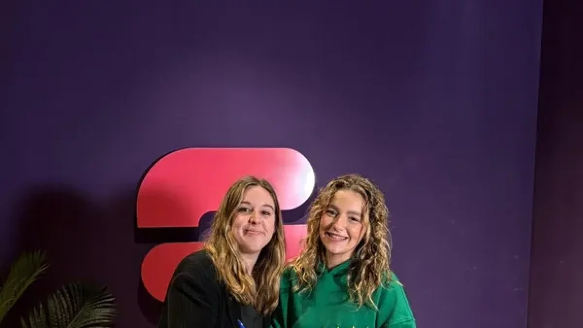 Maria Fernández (dreta), en una firma de discos amb fans. - SONOPRO 360