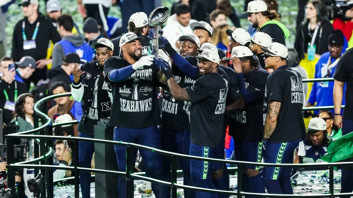 Els jugadors dels Seattle Seahawks aixequen el trofeu Vince Lombardi com a campions de l’NFL. - EUROPA PRESS