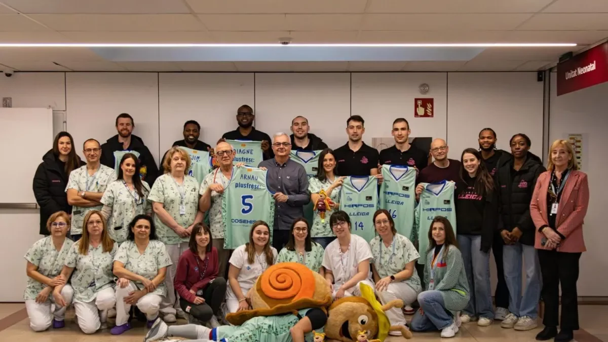 Representantes del Hiopos y el Robles Lleida visitaron ayer el aula hospitalaria del Arnau de Vilanova con la equipación especial. - FORÇA LLEIDA
