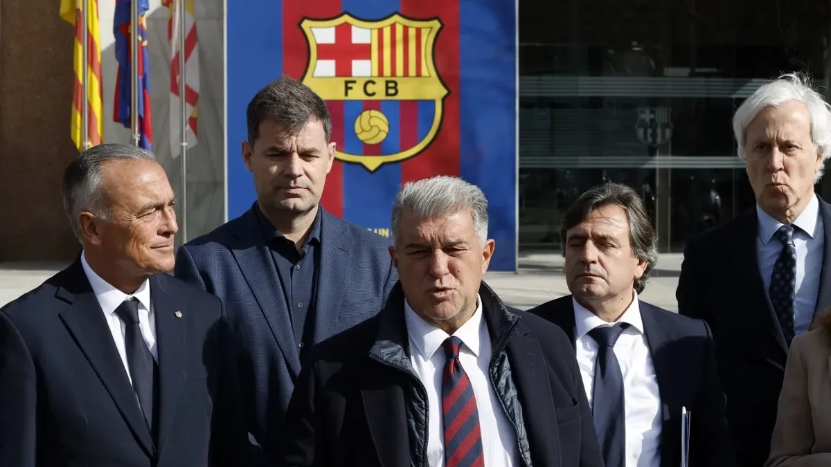 Joan Laporta i alguns directius, sortint ahir de la junta. - EFE