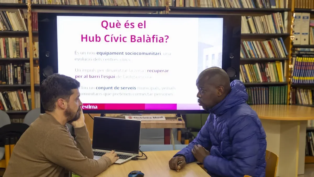 El tinent d’alcalde, Carlos Enjuanes, informa un veí dels detalls del hub de Balàfia.