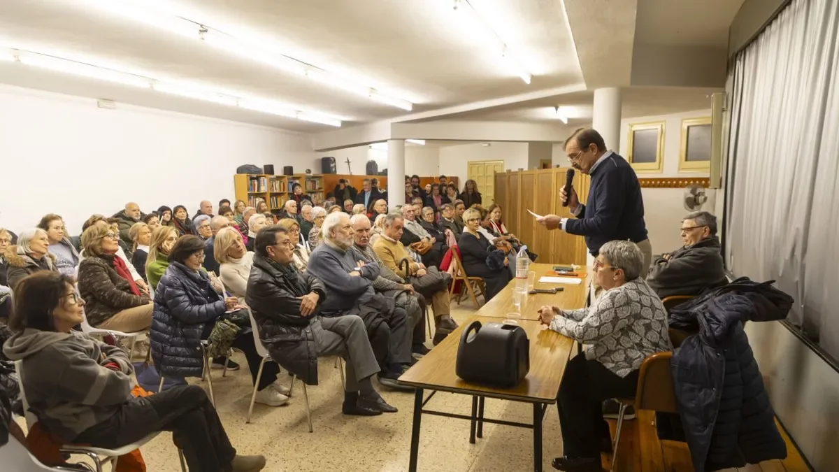 A la reunión asistieron más de un centenar de vecinos. - JORDI ECHEVARRIA