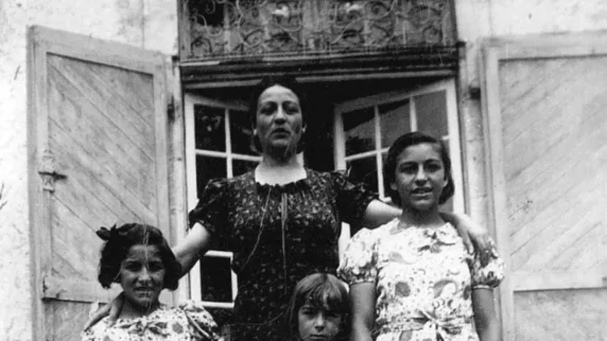 María Ferrer Ferrer, que feia barrets, amb tres de les seues filles. - CEDIDA PER MARC SOLANES