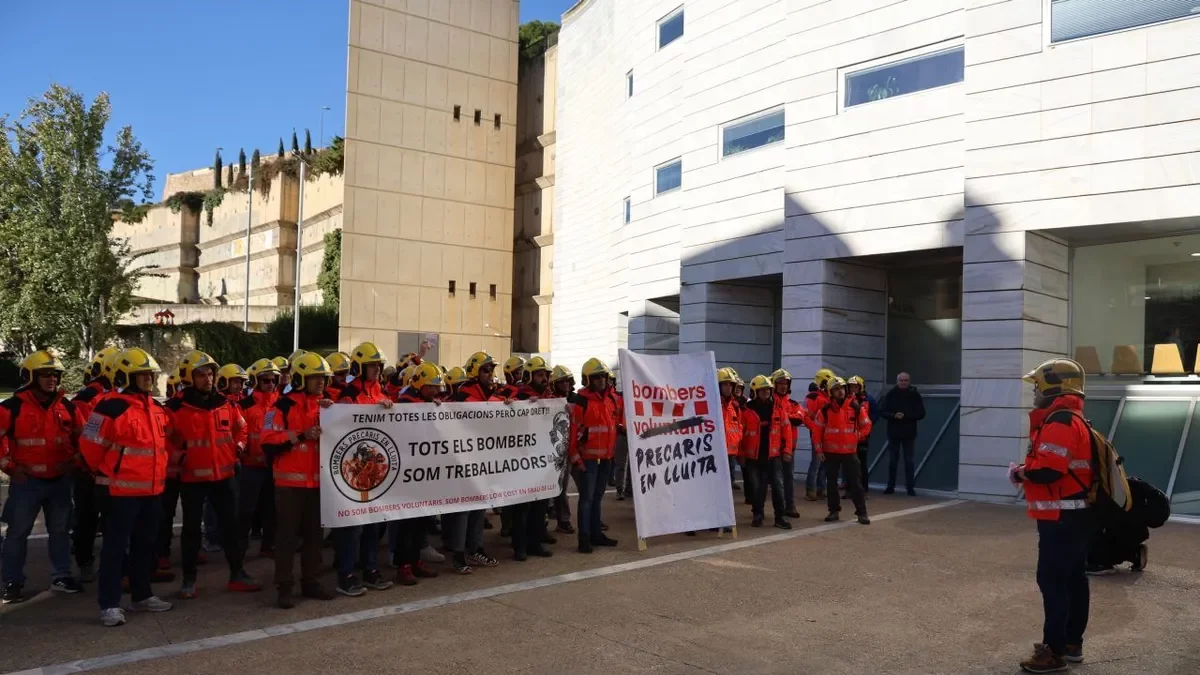 Bombers voluntaris el 21 de novembre quan van presentar la demanda al jutjat del Canyeret. - AMADO FORROLLA