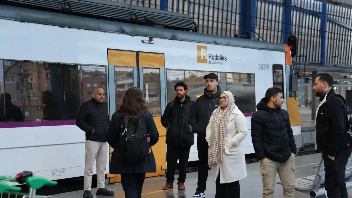 Viatgers fent cua per pujar a un bus a Cervera. - JORDI BONILLA