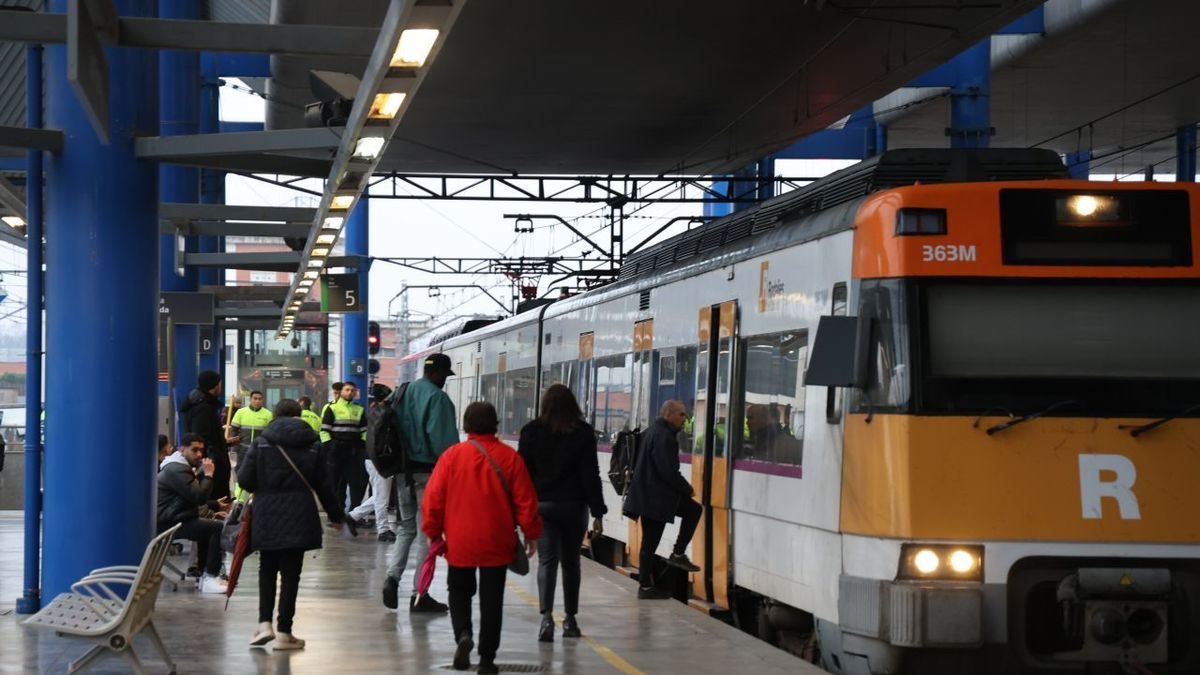 Pasajeros se suben a un convoy de Rodalies en la estación de Lleida-Pirineus. - AMADO FORROLLA