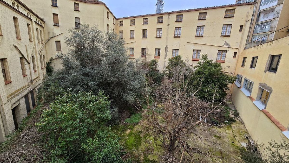El edificio de las Josefines está degradado y el patio, totalmente asilvestrado. - JORDI ECHEVARRIA