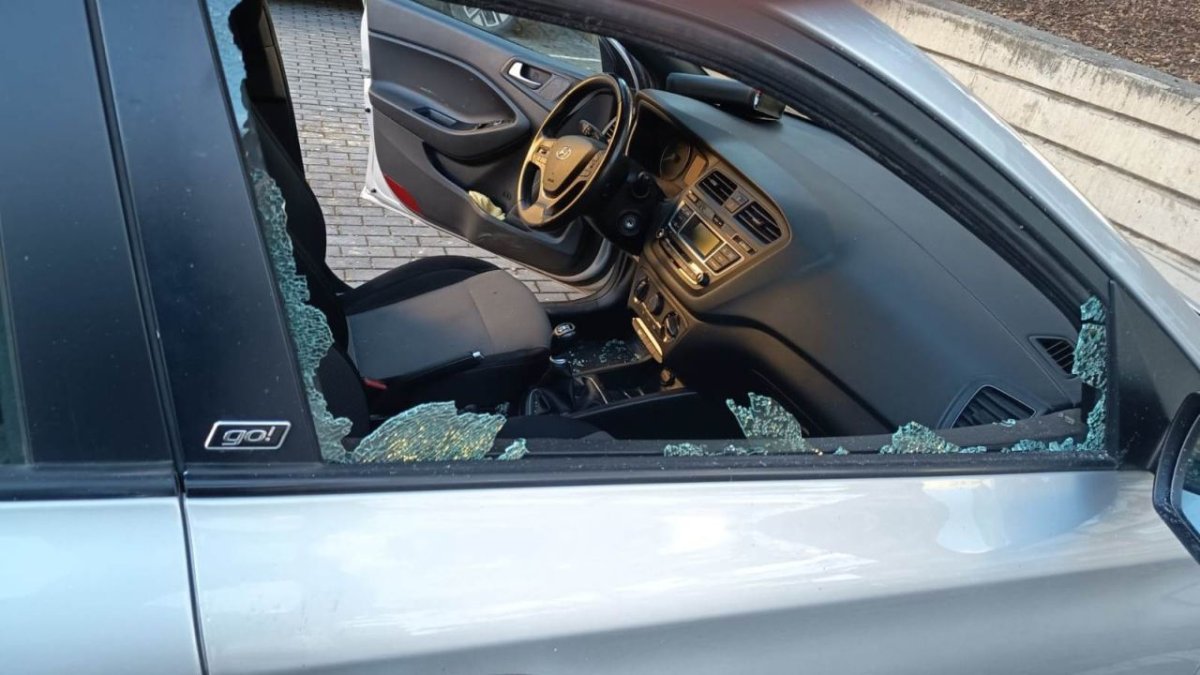 Foto d’un dels cotxes amb els vidres trencats.