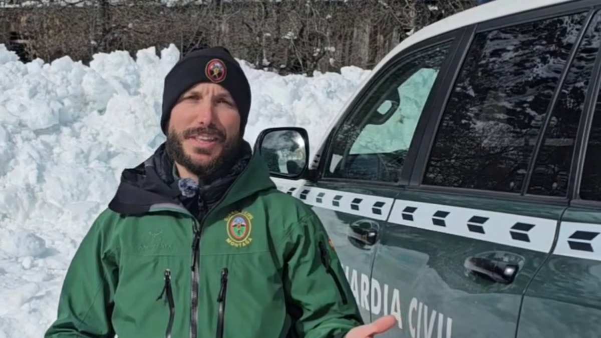 Un Guàrdia Civil advertint dels perills dels allaus a la muntanya.