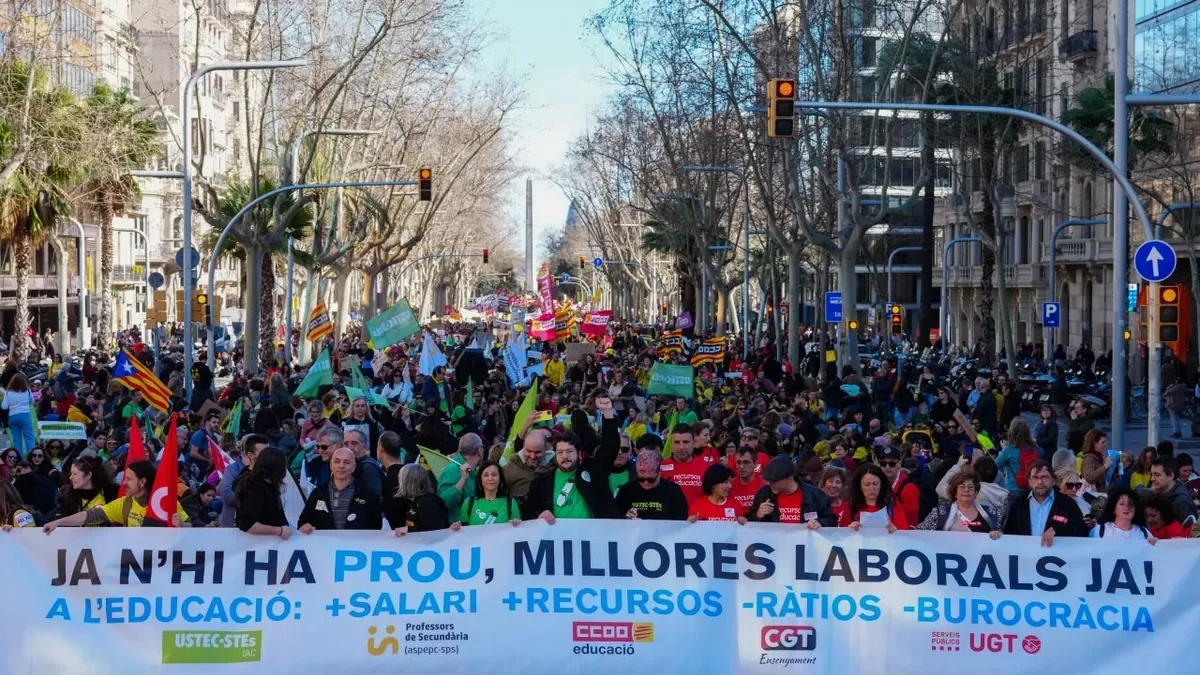 Unes 25.000 persones segons la Guàrdia Urbana i 70.000 segons els sindicats es van manifestar pels carrers de Barcelona. - ACNO