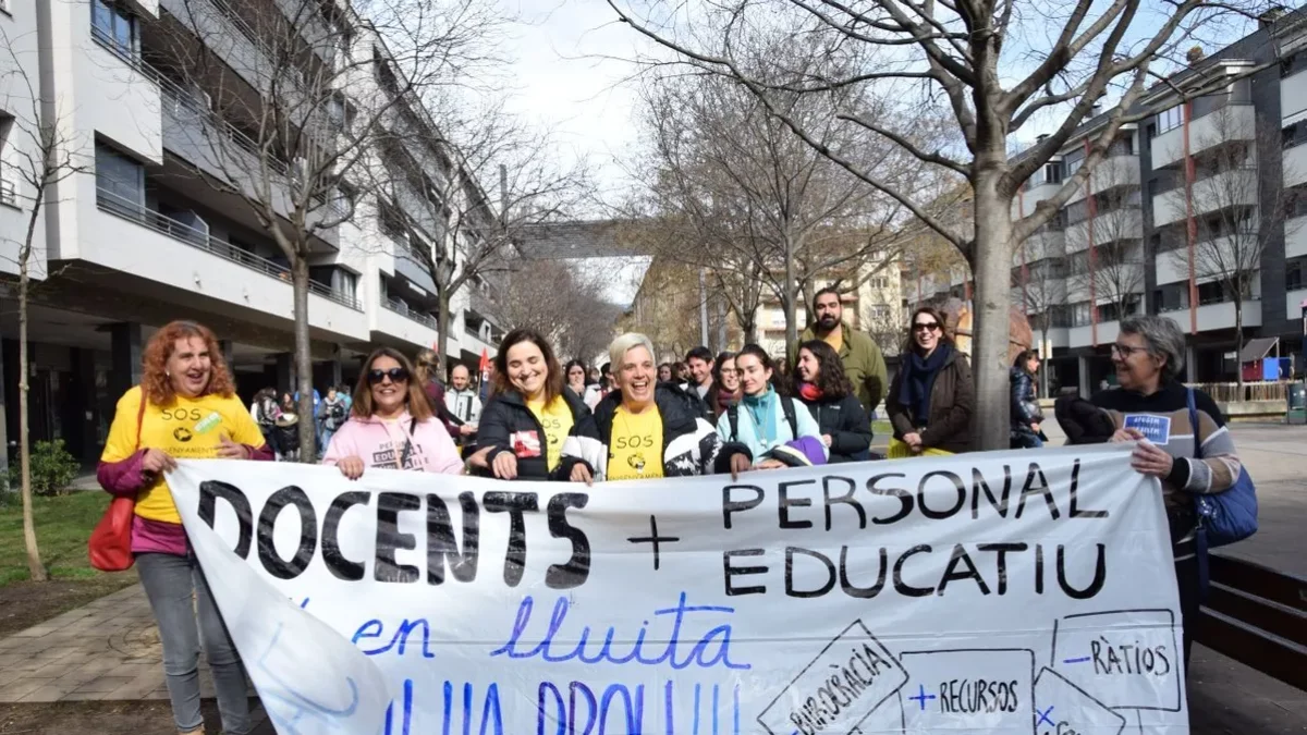 La manifestación de los docentes de La Seu salió desde la plaza del Codina. - JORDI BONILLA