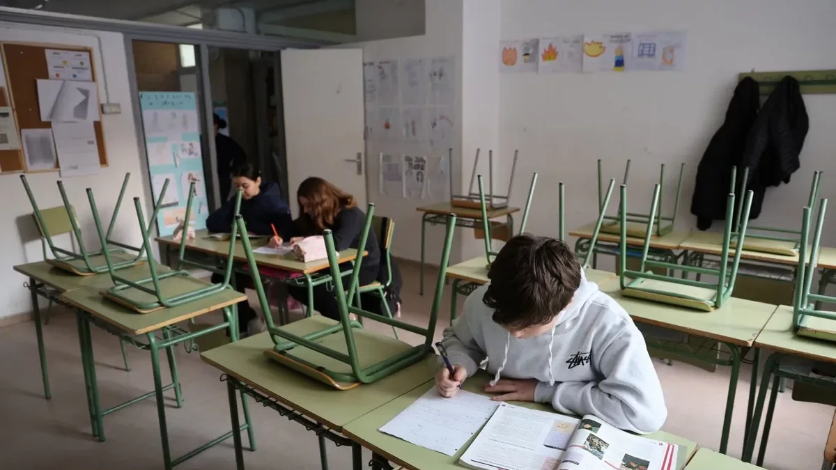 Una clase con muy pocos alumnos en el instituto Josep Lladonosa. - AMADO FORROLLA
