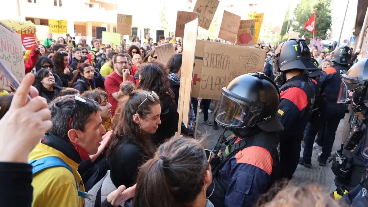 Mossos antiavalots van custodiar ahir els serveis territorials d’Educació. - AMADO FORROLLA