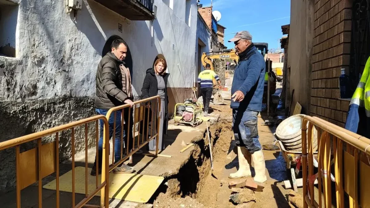 La revisió de les obres de clavegueram que s’estan executant. - A.A.