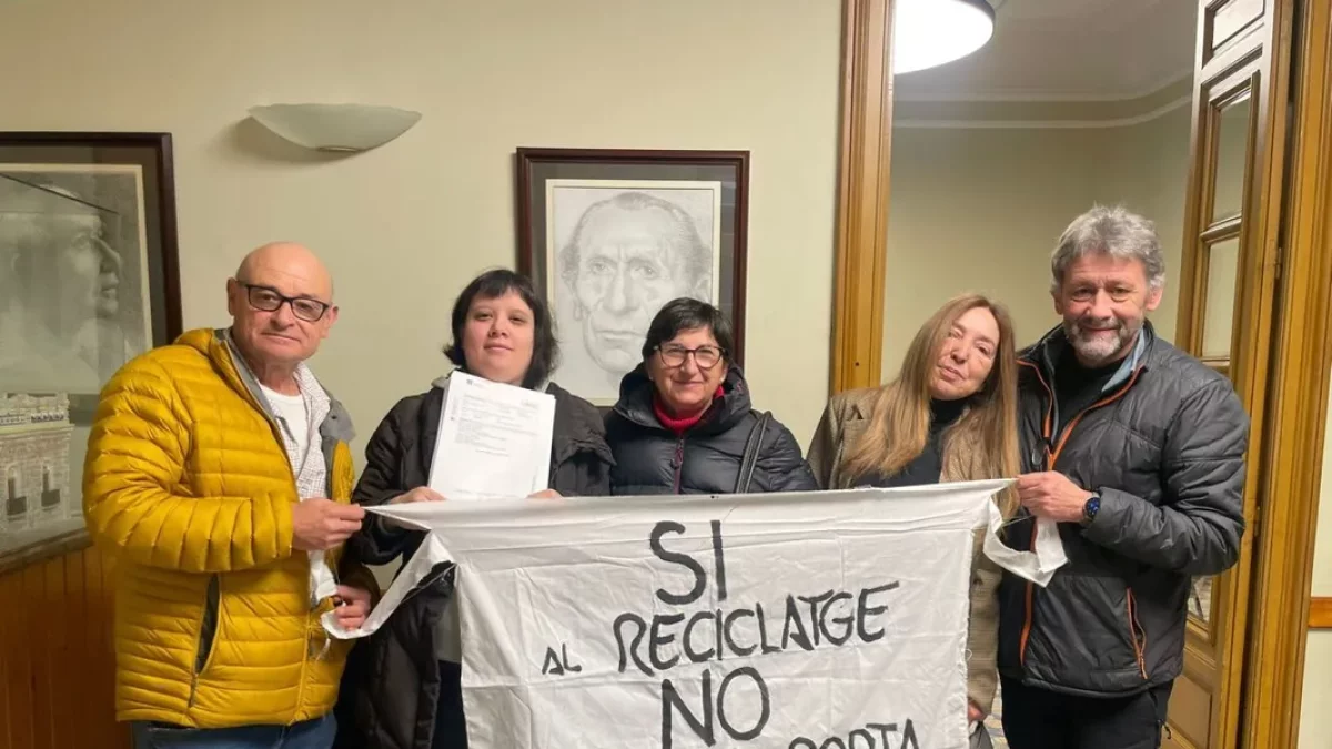 La plataforma va entregar ahir les firmes al consistori i al consell comarcal del Jussà. - P. V.L.P.