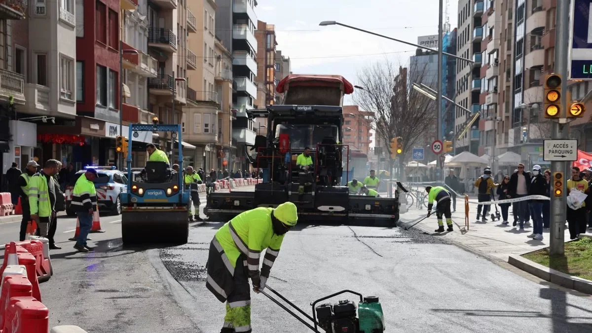 Ultiman la pavimentación de Balmes entre Ricard Viñes y Cervantes - AMADO FORROLLA