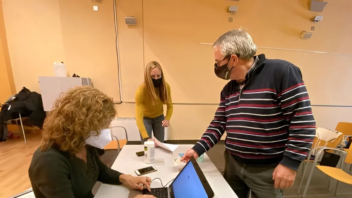 Un pagès votant a les eleccions del 2021 a la Casa de la Cultura de Guissona. - XAVIER SANTESMASSES
