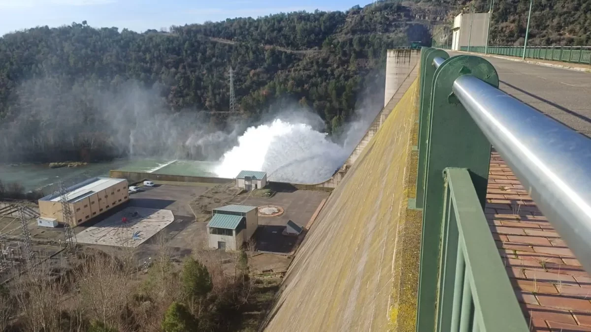 El pantà de Rialb va abocar ahir aigua al riu a través d’una vàlvula lateral i va derivar cabal a l’Albagés.