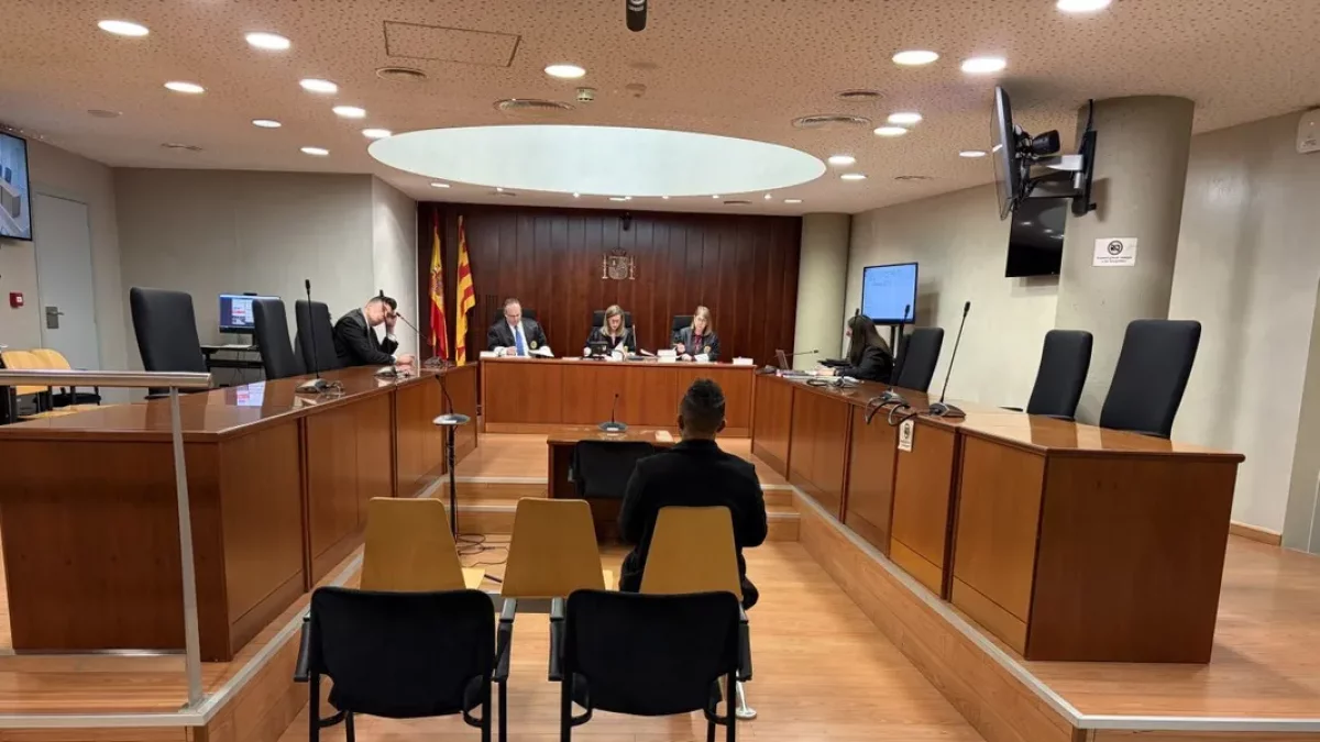 L’acusat, ahir al migdia al banc de l’Audiència.
