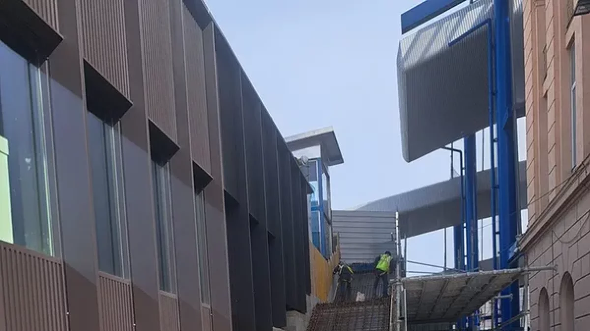 Les obres de construcció de les noves escales de la passarel·la. - S.COSTA D.