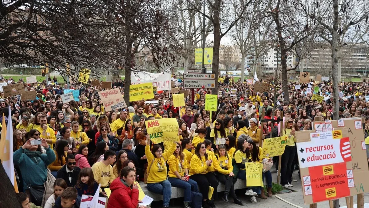 Els manifestants, 5.000 segons els Mossos d’Esquadra, van concloure la manifestació a la plaça Sant Francesc. - AMADO FORROLLA