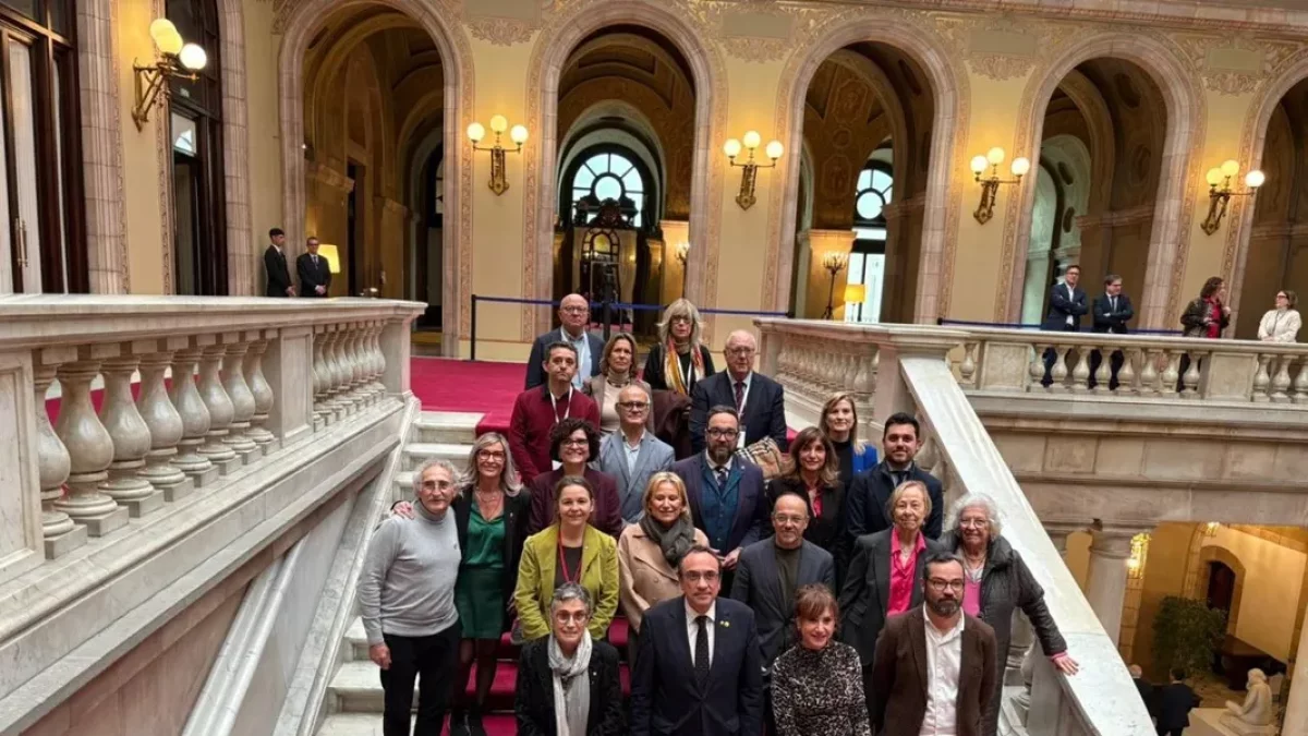 Representantes de entidades y diputados, en el Parlament. - ASSOCIACIÓ CONTRA EL CÀNCER