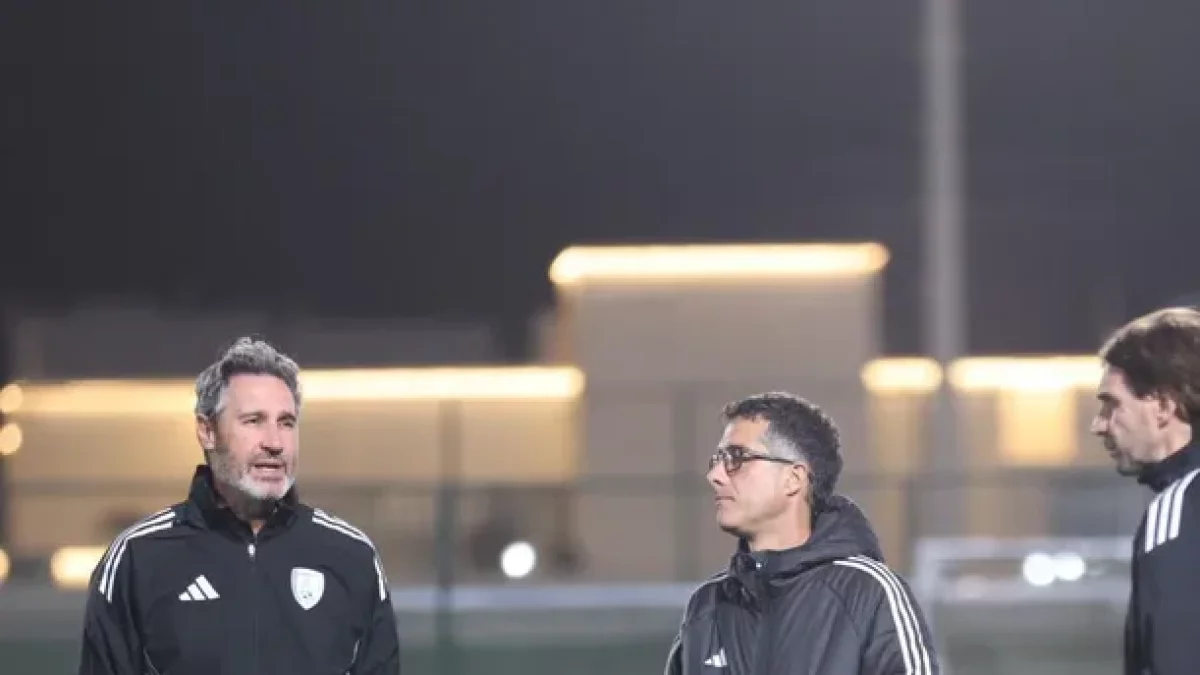 Ramon Alturo, amb ulleres, escolta les indicacions de Vicente Moreno.